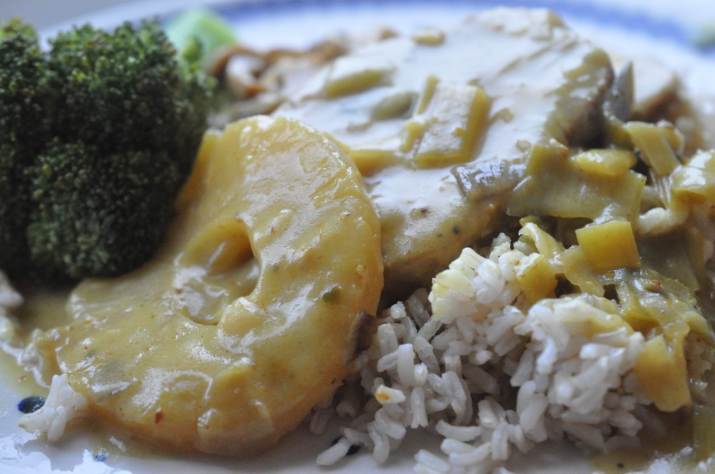 Koteletter i fad med karry, ananas, porrer og kokosmælk