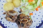 DSC_4828 • nogetiovnenstaging.com Hakkebøf opskrift - hakkebøffer med bløde løg