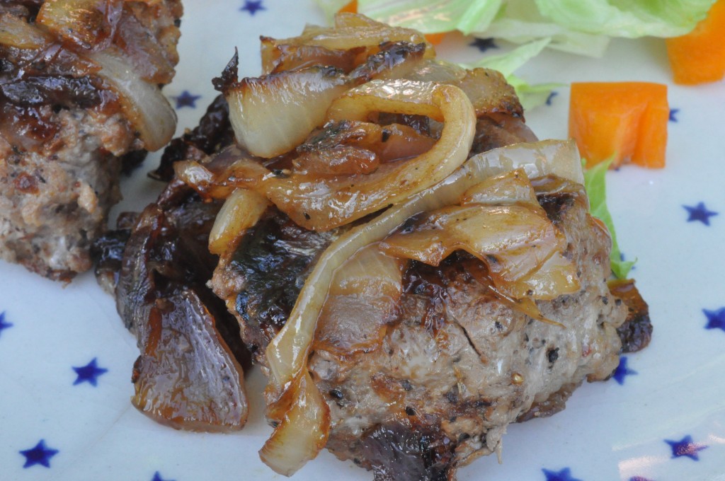 Hakkebøffer med bløde løg