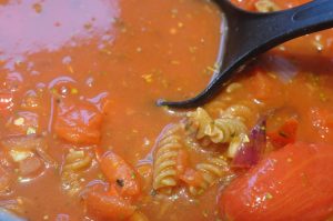 One pot pasta med tomatsauce - nem mad på 15 minutter