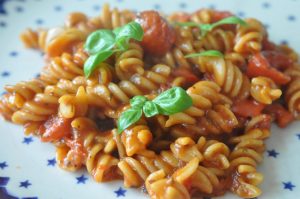 One pot pasta med tomatsauce - nem opskrift