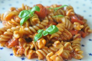 One pot pasta med tomatsauce - nem opskrift