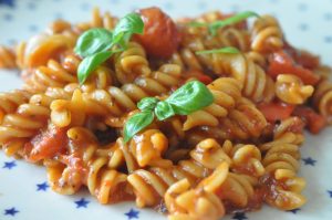 One pot pasta med tomatsauce - nem opskrift