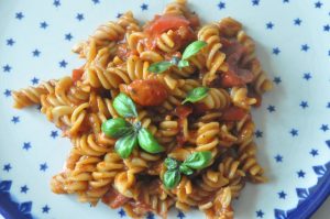 One pot pasta med tomatsauce - nem opskrift