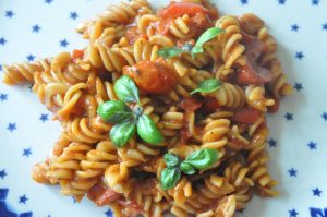 One pot pasta med tomatsauce - nem opskrift