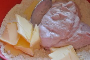 Scones med rabarber og skyr - nem opskrift på rabarberscones
