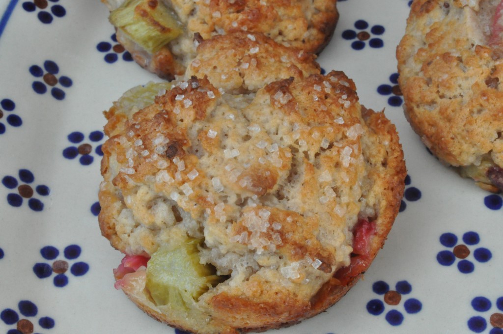 Scones med rabarber og skyr - nem opskrift på rabarberscones