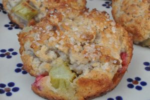 Scones med rabarber og skyr - nem opskrift