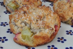 Scones med rabarber og skyr - nem opskrift på rabarberscones