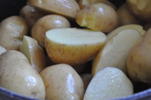 Nye kartofler ristet i hvidløgssmør