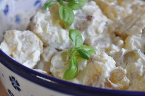 Kartoffelsalat med græsk yoghurt og karry