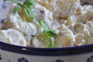 Kartoffelsalat med græsk yoghurt og karry
