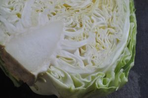 Spidskål stegt med honning, hvidløg & citron