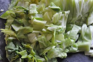 Spidskål stegt med honning, hvidløg & citron