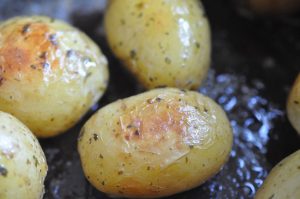 Nye kartofler ristet i hvidløgssmør