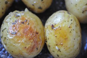 Nye kartofler ristet i hvidløgssmør