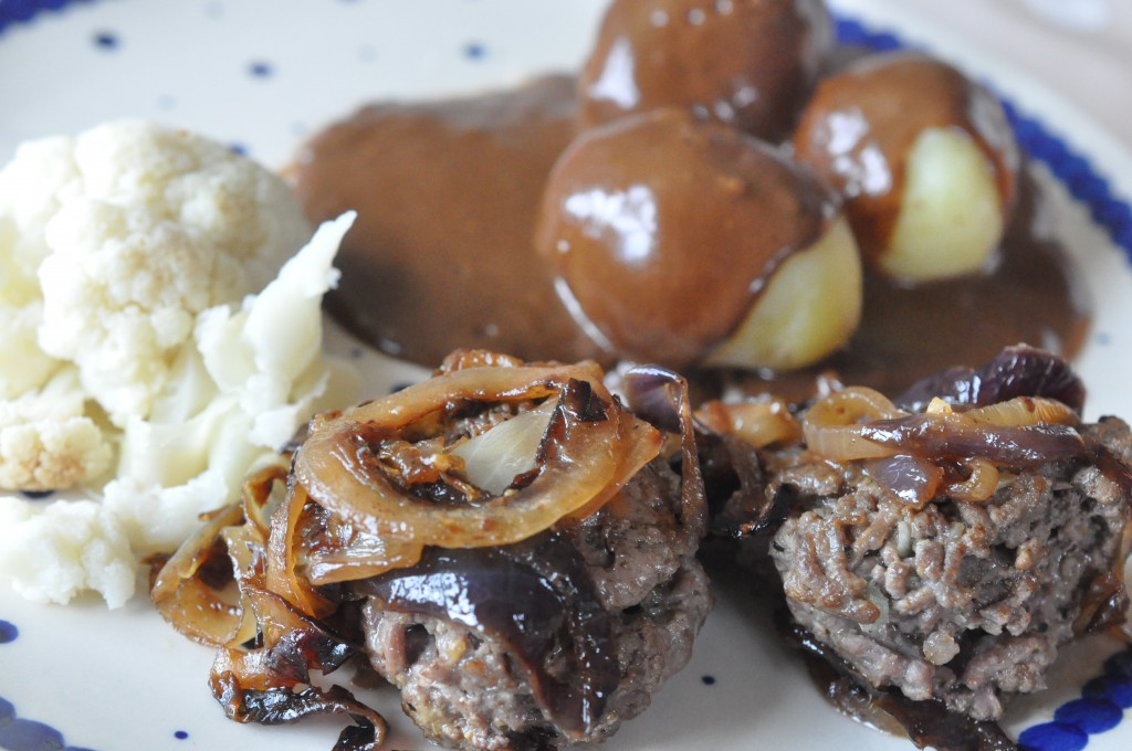 Hakkebøffer med hvidløg, bløde løg og brun sovs