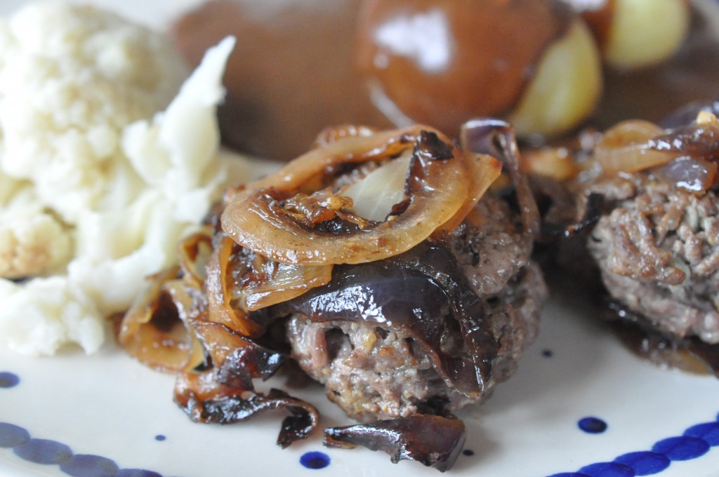 Hakkebøf med hvidløg, bløde løg og brun sauce