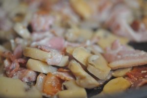 Varm leverpostej med bacon og champignon
