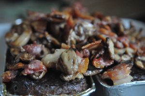 DSC_5042 • nogetiovnenstaging.com Varm leverpostej med bacon og champignon