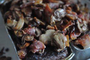 DSC_5043 • nogetiovnenstaging.com Varm leverpostej med bacon og champignon