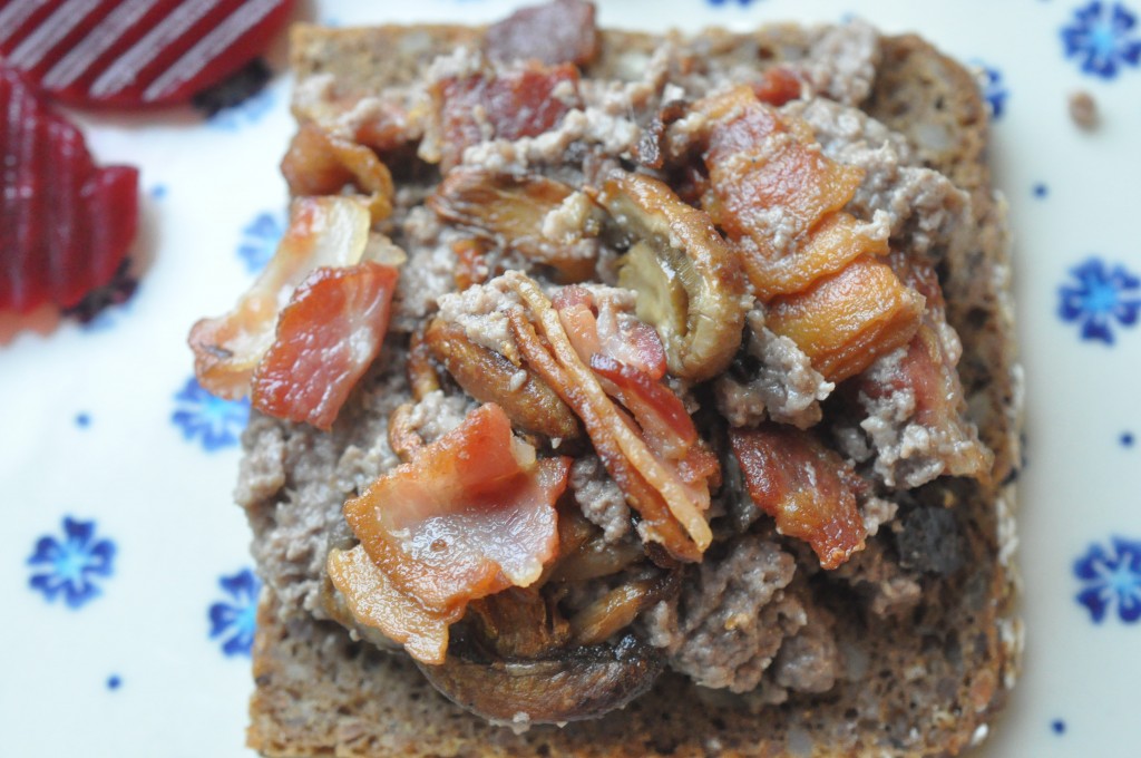 Varm leverpostej med bacon og champignon