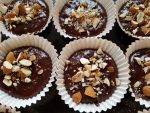 Brownie muffins med chokolade og mandeltopping