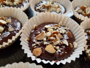 Brownie muffins med chokolade og mandeltopping