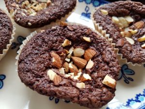 Brownie muffins med chokolade og mandeltopping