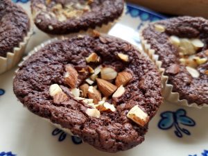 Brownie muffins med chokolade og mandeltopping