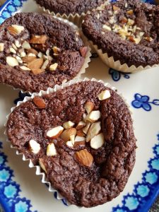 Brownie muffins med chokolade og mandeltopping