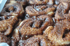 Snaskede kanelsnegle med kanel remonce - bedste opskrift