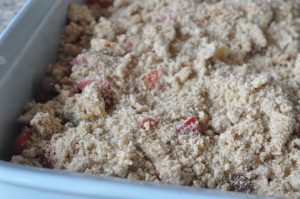 Jordbær rabarber crumble - nem kage opskrift