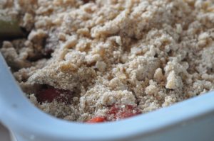 Jordbær rabarber crumble - nem kage opskrift