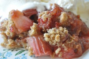 Jordbær rabarber crumble - nem kage opskrift