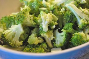 Broccolisalat med bacon, rødløg og æble