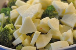 Broccolisalat med bacon, rødløg og æble