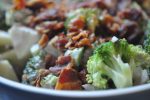 Broccolisalat med bacon, rødløg og æble