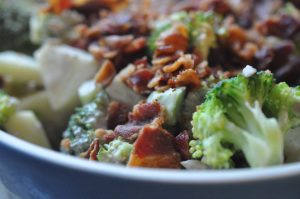 Broccolisalat med bacon, rødløg og æble