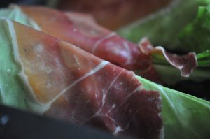 Spidskål med serranoskinke - ovnbagt eller grillet