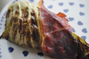 Spidskål med serranoskinke - ovnbagt eller grillet