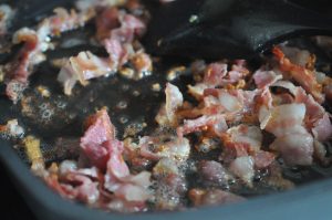 Pasta i flødesovs med grøntsager, æg & bacon
