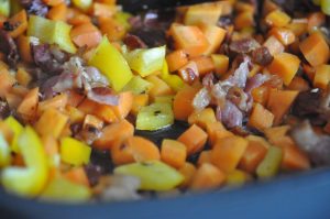 Pasta i flødesovs med grøntsager, æg & bacon