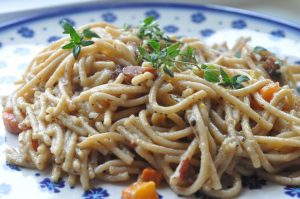 Pasta i flødesovs med grøntsager, æg & bacon