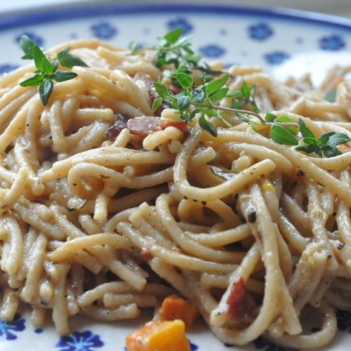 Pasta i flødesovs med grøntsager, æg & bacon