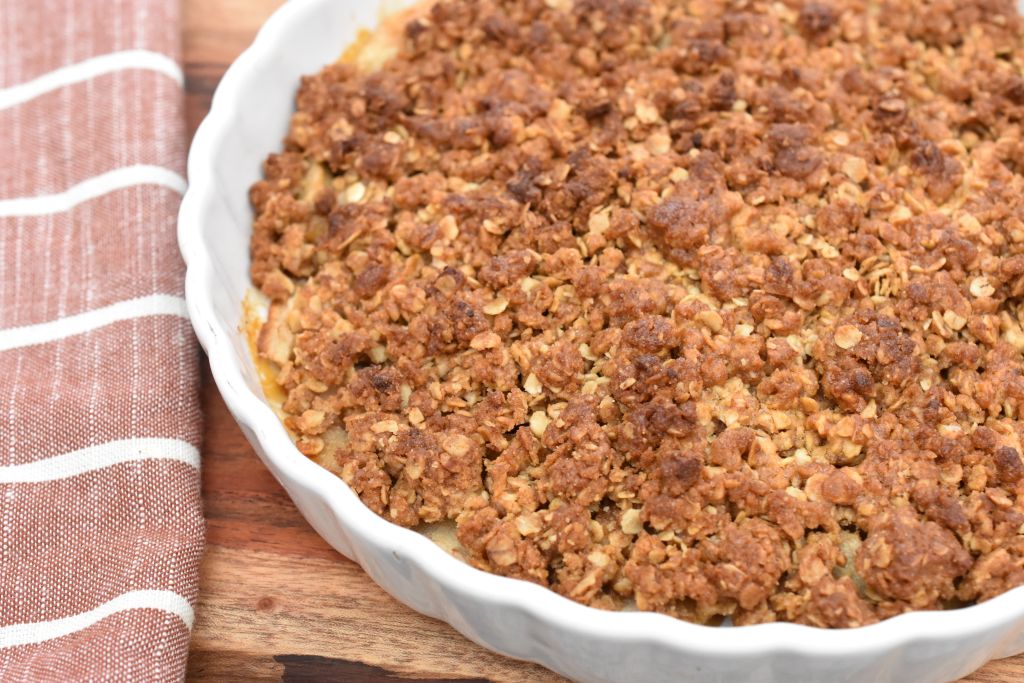 Grov pærecrumble med havregryn - sundere pærekage