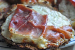 Ostebrød i ovn med skinke og pesto - opskrift