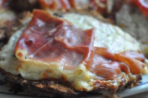 Ostebrød i ovn med skinke og pesto - opskrift