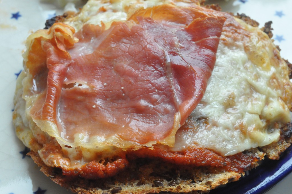 Ostebrød i ovn med skinke og pesto - opskrift