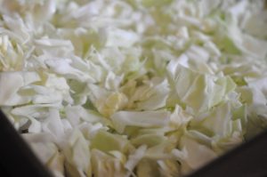 Æggekage med spidskål & bacon - opskrift på omelet i ovn